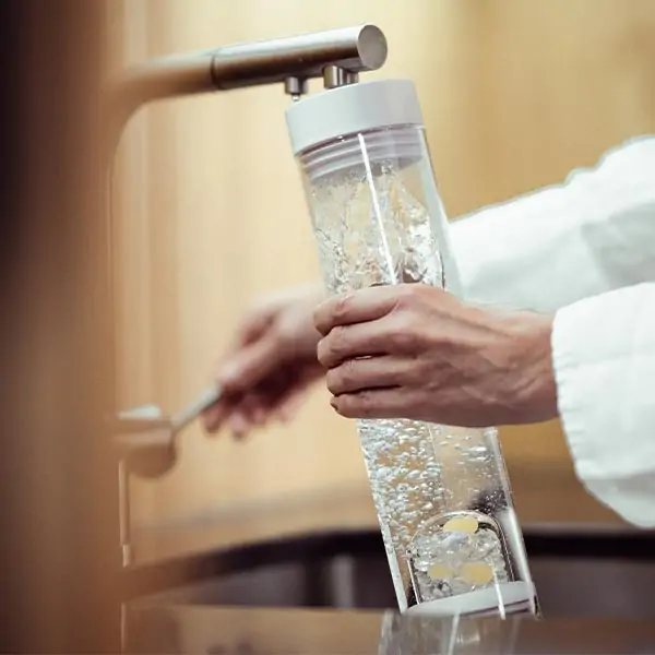 Anwendung SANA Edelsteinwasserflasche