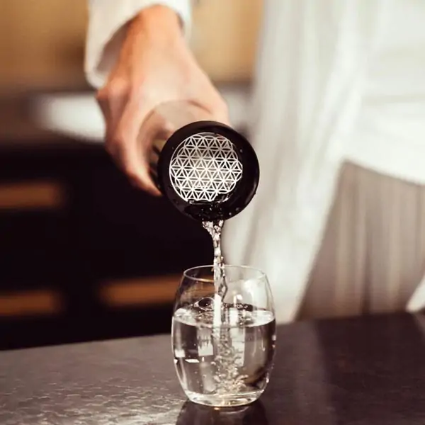 Anwendung SANA Edelsteinwasserflasche